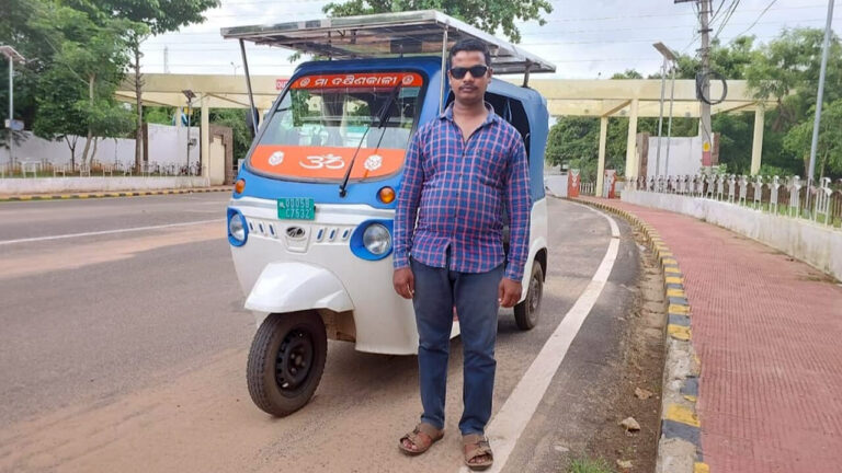 Solar Auto: Income of 1500 rupees a day, Bajimat auto driver by watching YouTube videos